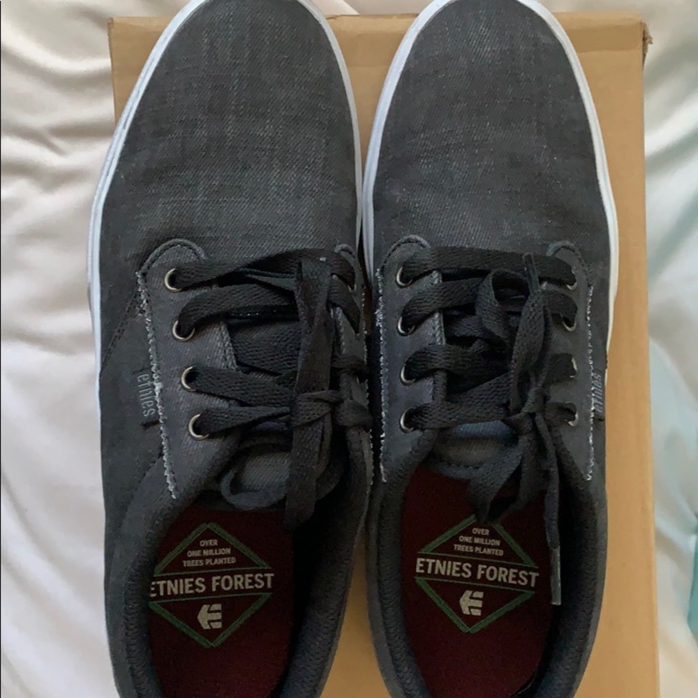 Etnies size 9